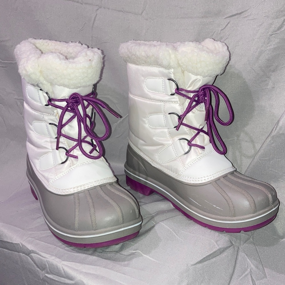 Cozy White & Grey Winter Boots with Purple Laces - Picture 3 of 6